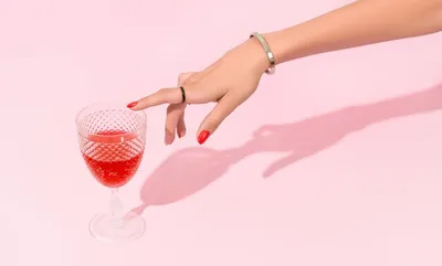 Бокал шампанского в руке: фото с красивой глубиной резкости