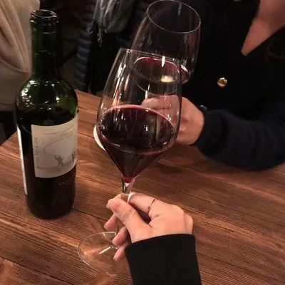 Красивая фотография бокала вина в руке дома