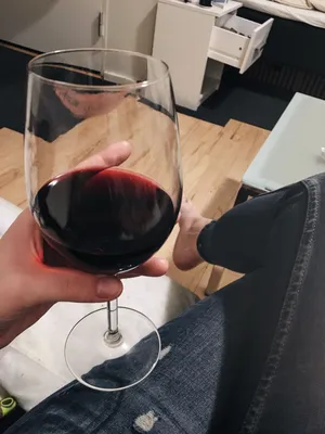 Картинка бокала вина в руке на фоне заката