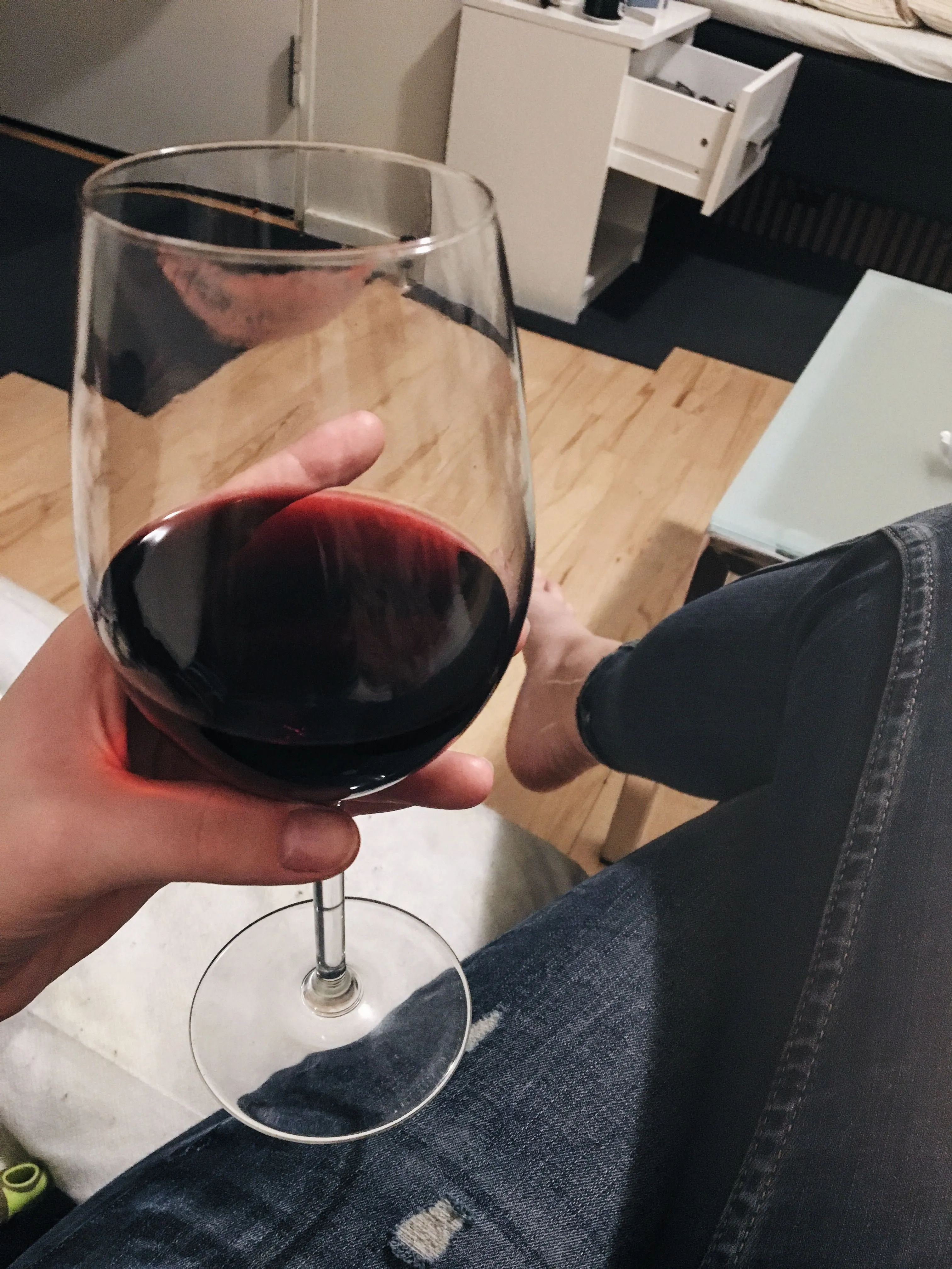 фото бокал вина в руке дома