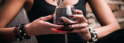 Фото бокала вина в руке на фоне летнего заката