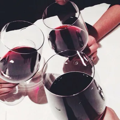 Бокал вина в руке на инстаграме: стильная фотография