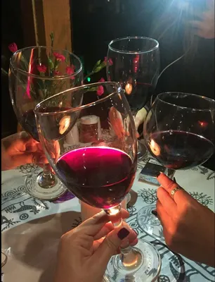 Руки с бокалом вина на фото: загрузите в формате JPG