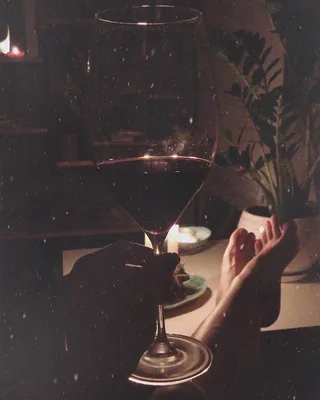 Фото рук с бокалом вина: красивый кадр