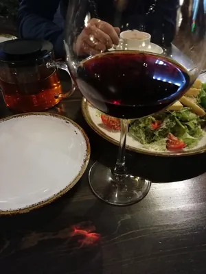 Инстаграм-фотография: бокал вина в руке