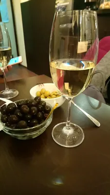 Инстаграммабельное фото: бокал вина в руке