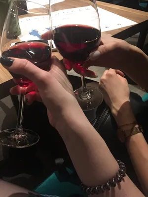Бокал вина в руке: фото для инстаграма