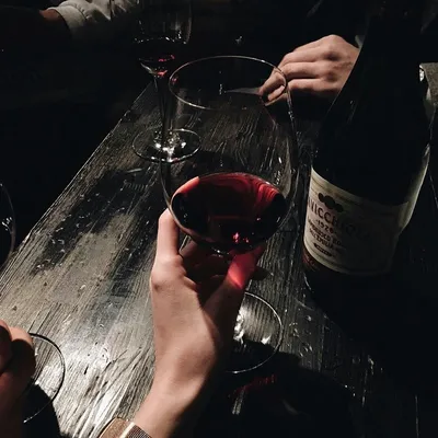 Наслаждение вином: красивая фотография с бокалом