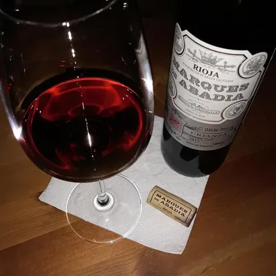 Бокал вина в руке: стильная фотография для инстаграма