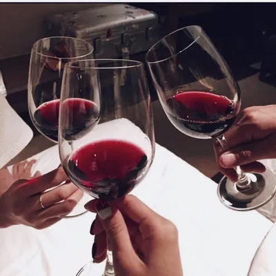 Инстаграммабельное фото: красивые руки с бокалом вина