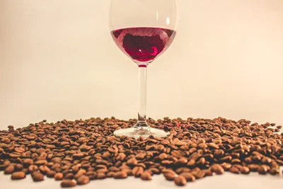Красивая фотография: бокал вина в руке на инстаграме