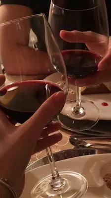 Бокал вина в руке: скачайте в формате WebP