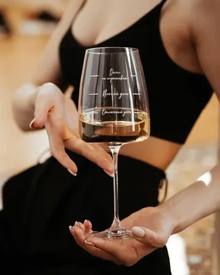 Бокал вина в руке: красивое изображение