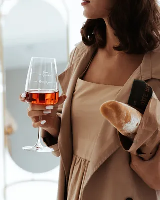 Стильный бокал вина в руке на фото
