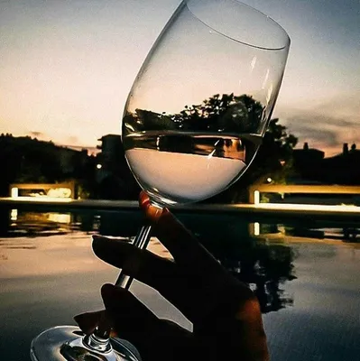 Фотография рук с бокалом вина: стильный снимок