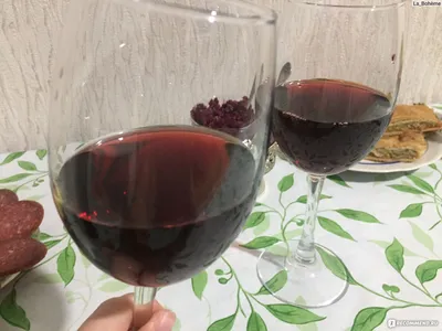 Руки с бокалом вина: стильное изображение