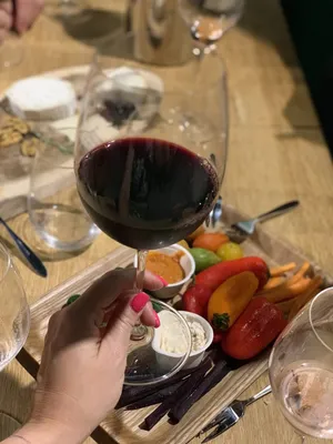 Инстаграм-фото: бокал вина в руке