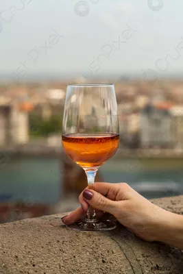 Романтический момент: Бокал вина в руке