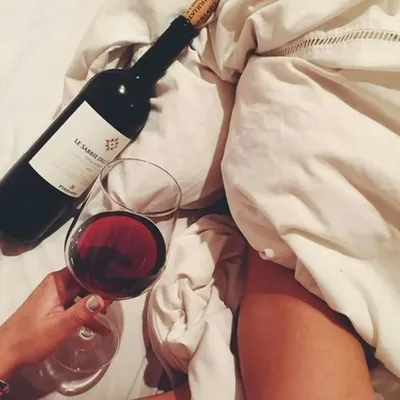 Бокал вина в руке: красивое изображение для вашего профиля в Instagram