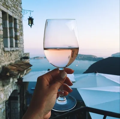 Бокал вина в руке: изображение для винной тематики