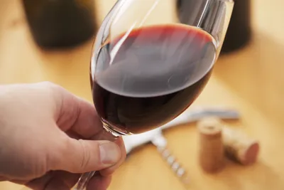 Бокал вина в руке: фото для вашего винного блога