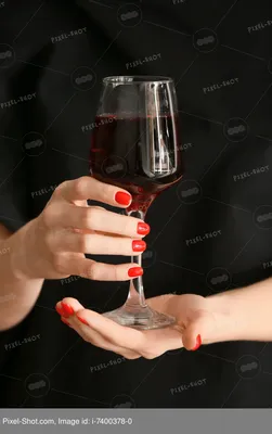 Бокал вина в руке: изображение для настоящих гурманов