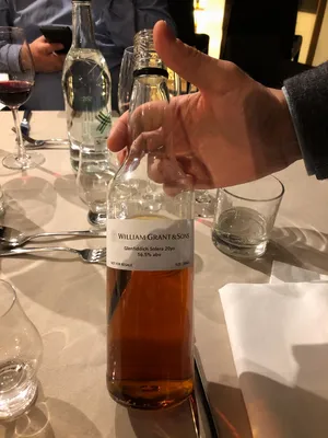 Фото руки с бокалом виски в высоком качестве
