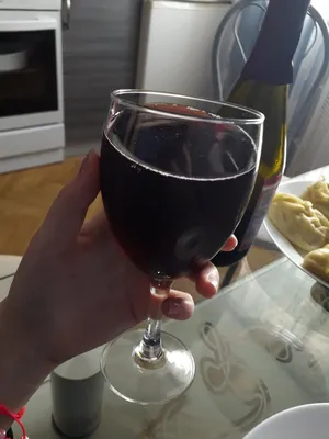 Бокал вина в руке: изображение в формате JPG