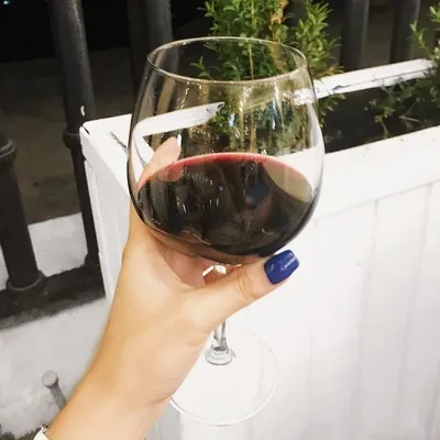 Романтика винной ночи: фото бокала в руке