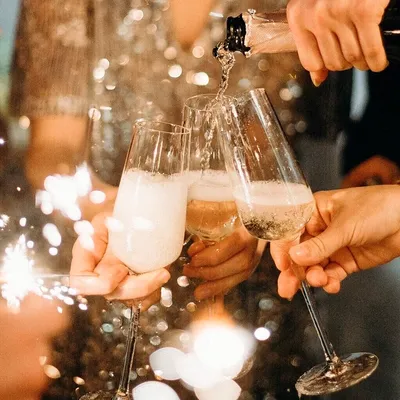 Фотография бокалов с шампанским на столе