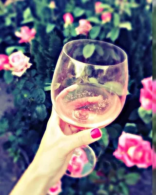 Фото бокалов с шампанским и розами