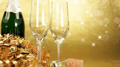 Руки, держащие бокалы с шампанским на новогодней вечеринке