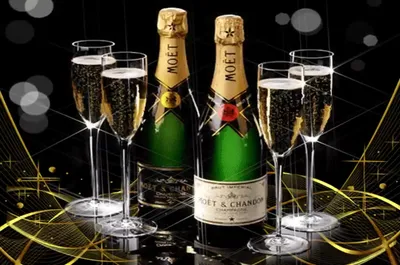 Изображение бокалов с шампанским на праздничном столе