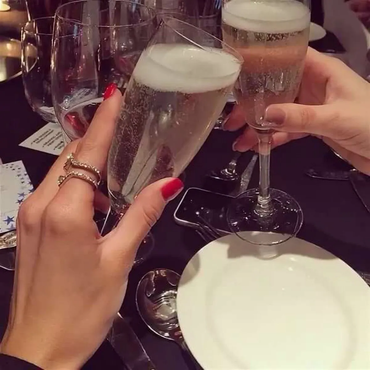 Девушки с бокалом шампанского в руках фото