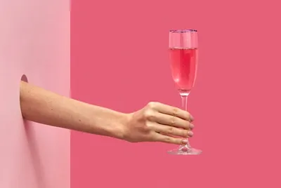 Руки с бокалами вин: качественная фотография для использования в каталоге винных магазинов