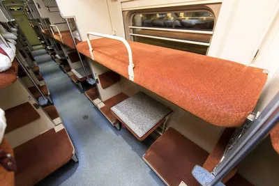 Как разбираются нижние боковые места в вагоне плацкарте поезда РЖД
