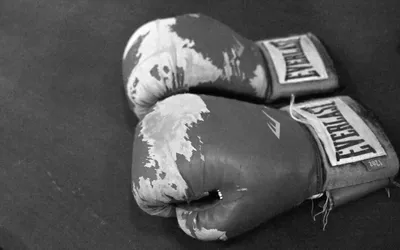 Молодой сильный боксер с перчатками бокса Стоковое Изображение -  изображение насчитывающей работать, черный: 47877273