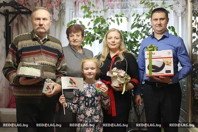 Дети С Мамой И Бабушкой Лежат На Большой Кровати Большая Дружная Семья  Поколение Женщин — стоковые фотографии и другие картинки 25-29 лет - iStock