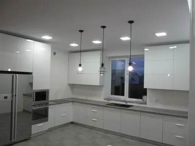 Большая белая П-образная кухня в частном доме для молодой семьи💫  Невероятно стильная, современная и функциональная👌🏻 🔸Фасады: МДФ… |  Instagram