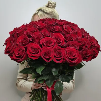 Купить Большой букет из красных роз в крафте model №019