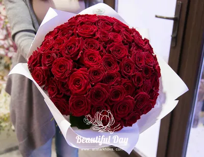 Красивый большой букет роз с стоимостью украшений в вазе на таблице  Стоковое Фото - изображение насчитывающей конструкция, замужество: 74422820