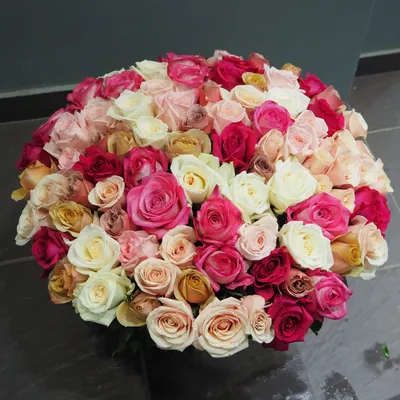 Огромный букет красных роз, артикул F1084395 - 130000 рублей, доставка по  городу. Flawery - доставка цветов в Москве