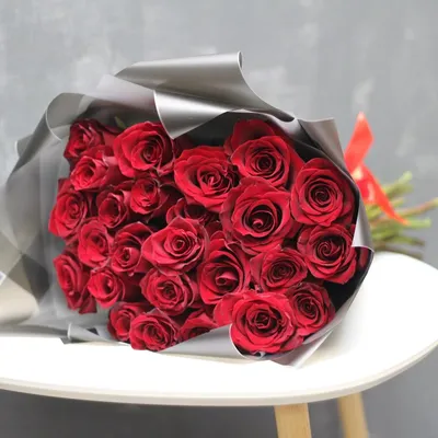 Купить Бордовые розы в упаковке в Москве недорого с доставкой