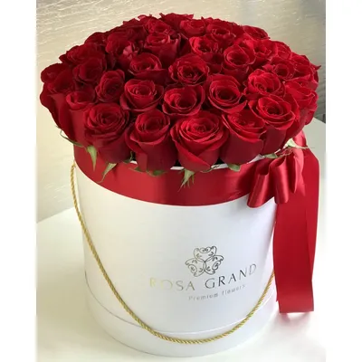 В сборном букете бордовые розы и альстромерия в упаковке в Москве от  компании \"Оптом Цветы\"