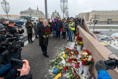 В Москве люди несут цветы к месту убийства Бориса Немцова