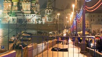 На место гибели Немцова весь день идут далекие от оппозиции люди // Новости  НТВ