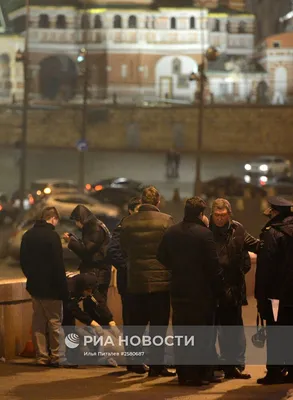 В Москве вандалы разгромили импровизированный мемориал на месте убийства  Немцова | За рубежом | ERR