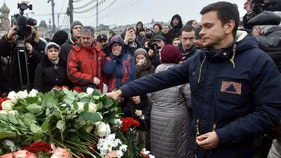 В Москве у дежурных народного мемориала «Немцов мост» забрали цветы и  личные вещи | ОВД-Инфо