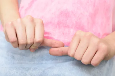 Изображение бородавок на пальцах рук в сепии