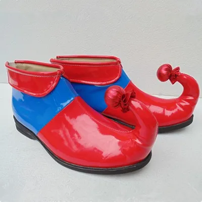 Фото клоунских ботинок на яркой фотографии